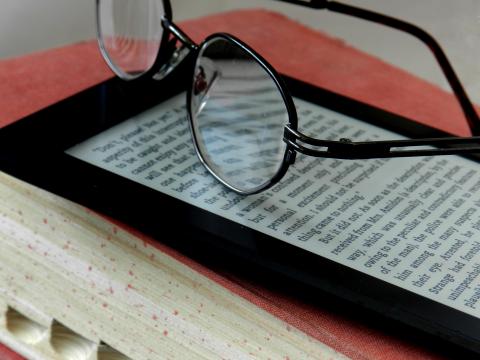 E-Readers Vs. Print Books - Which Do You Prefer?